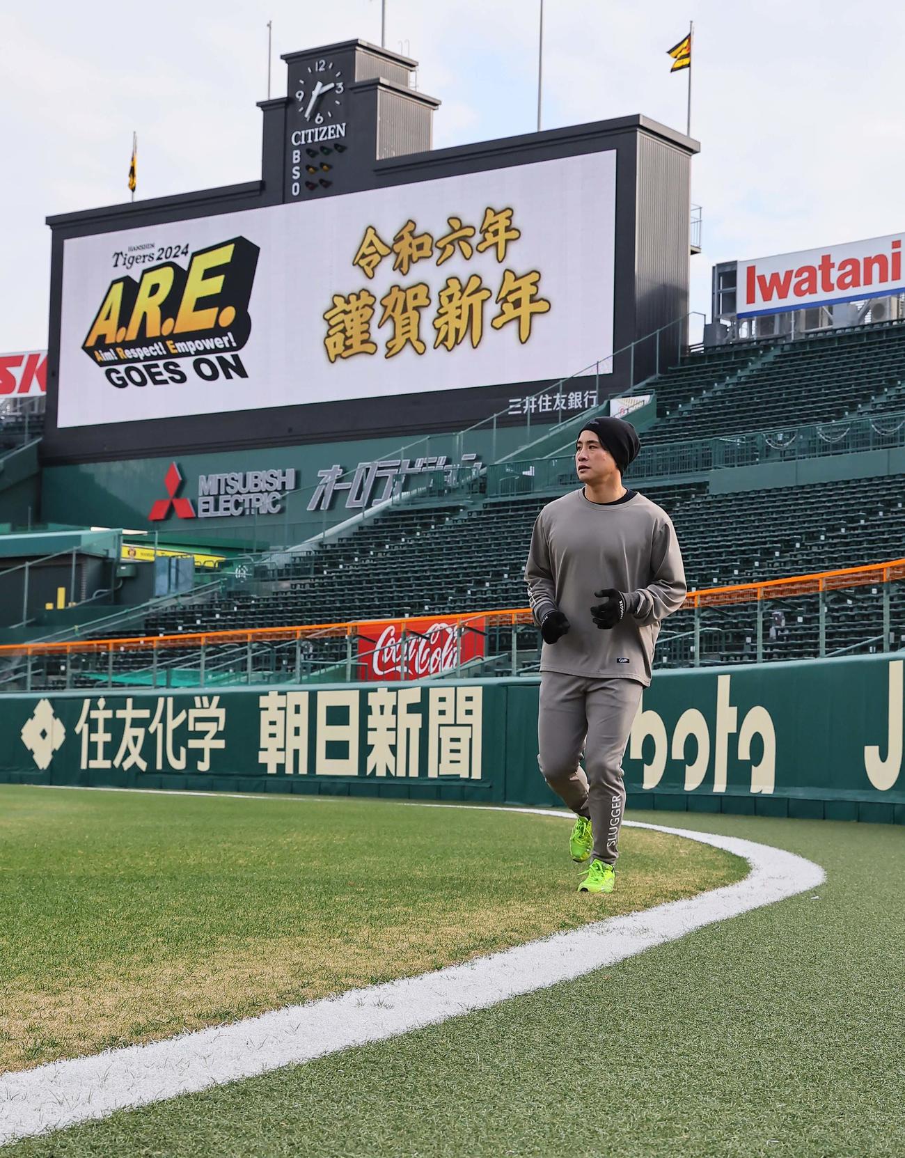 甲子園球場の外野を走る木浪（撮影・上田博志）