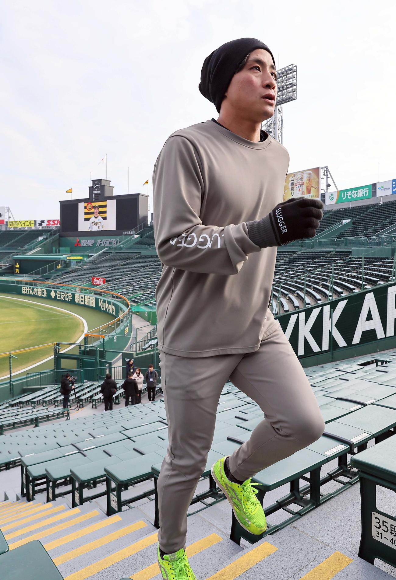 アルプス席の階段を駆け上がる木浪（撮影・上田博志）