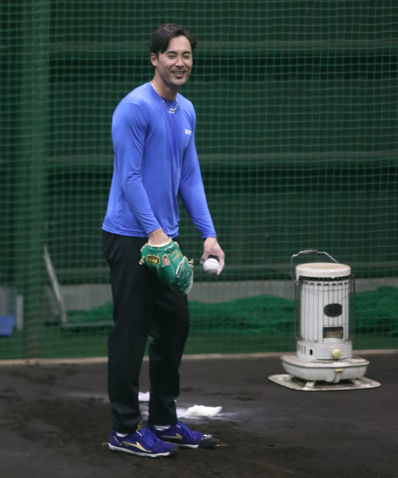 ブルペンで笑顔を見せる日本ハム上原（撮影・佐藤翔太）