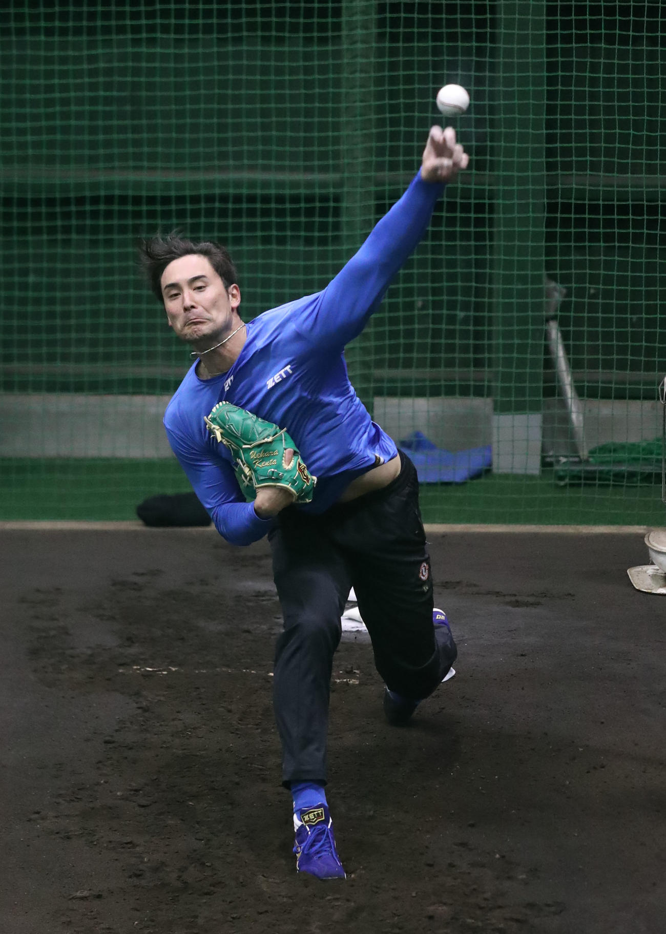 ブルペンで投球練習をする日本ハム上原（撮影・佐藤翔太）
