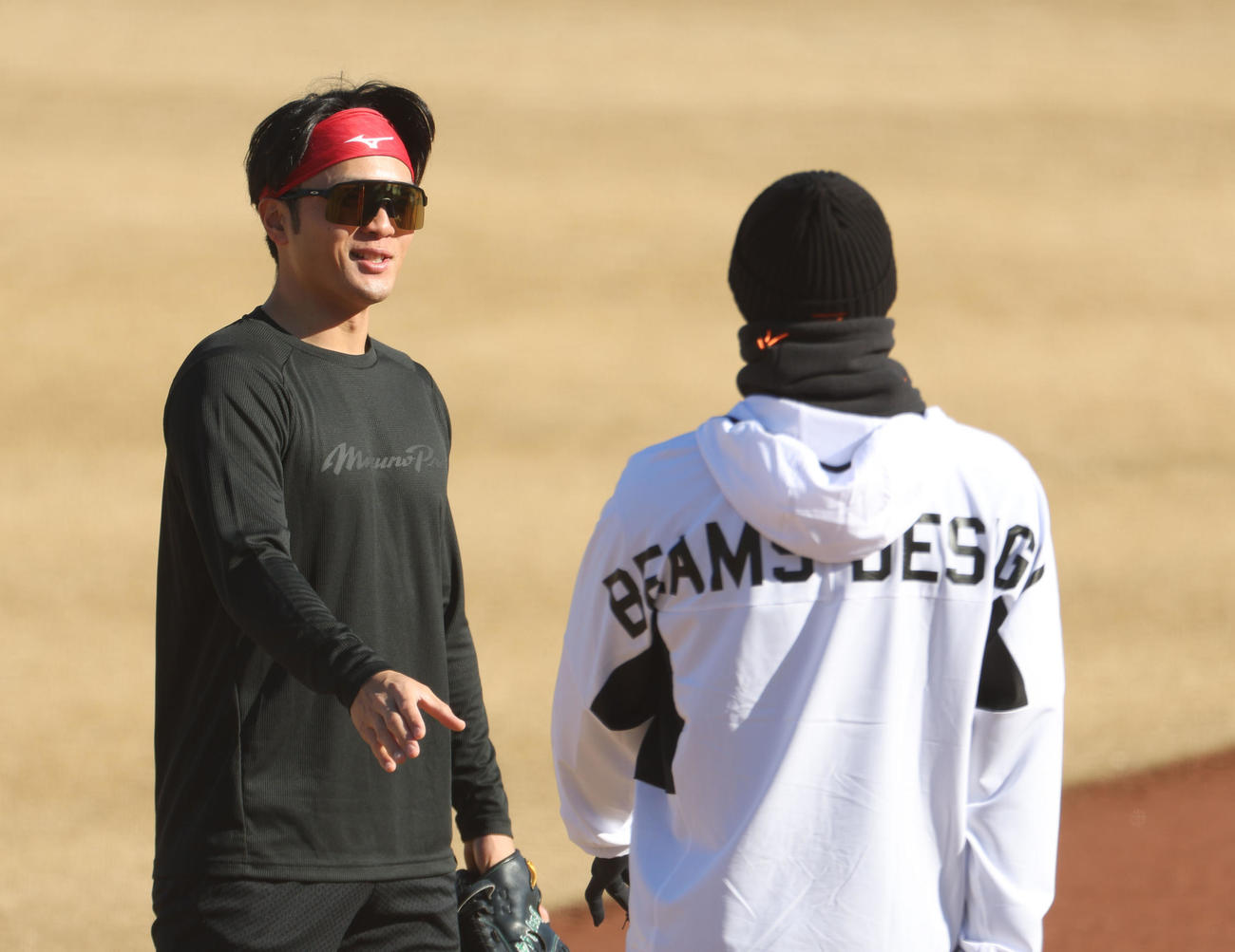 会話をする日本ハム郡司（左）と上原（撮影・佐藤翔太）