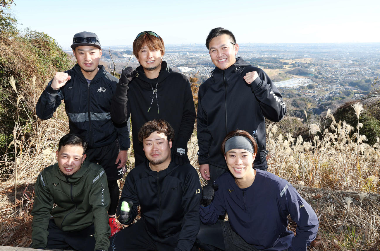山登りを終え山頂で写真に納まる、前列左からDeNA石川、伊勢、入江、後列左から石田、三嶋、山崎（撮影・宮地輝）