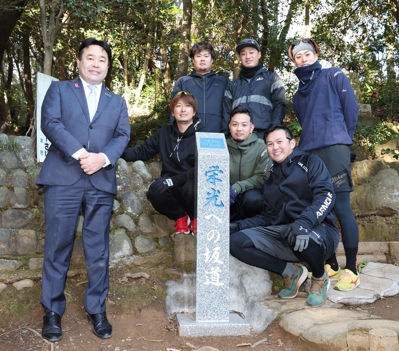 「栄光への坂道」と写真に納まる、前列左から山口厚木市長、DeNA三嶋、石川、山崎、後列左から伊勢、石田、入江（撮影・宮地輝）