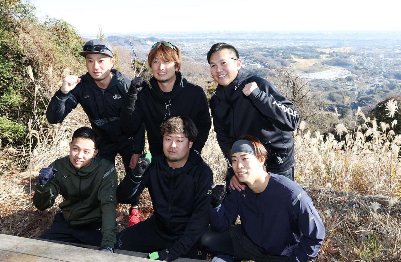 山登りを終え山頂で写真に納まる、前列左からDeNA石川、伊勢、入江、後列左から石田、三嶋、山崎（撮影・宮地輝）