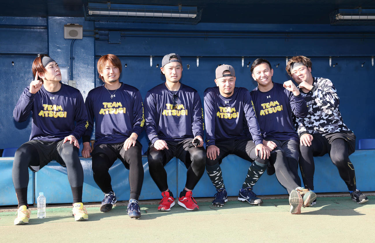 自主トレを終え、写真に納まる、左からDeNA入江、三嶋、石田、石川、山崎、伊勢（撮影・宮地輝）