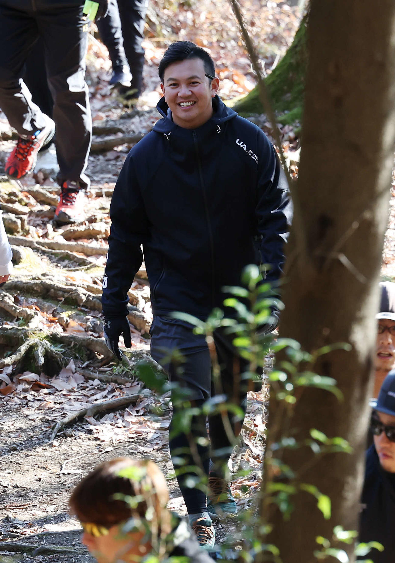 自主トレ前に恒例の山登りを行うDeNA山崎（撮影・宮地輝）