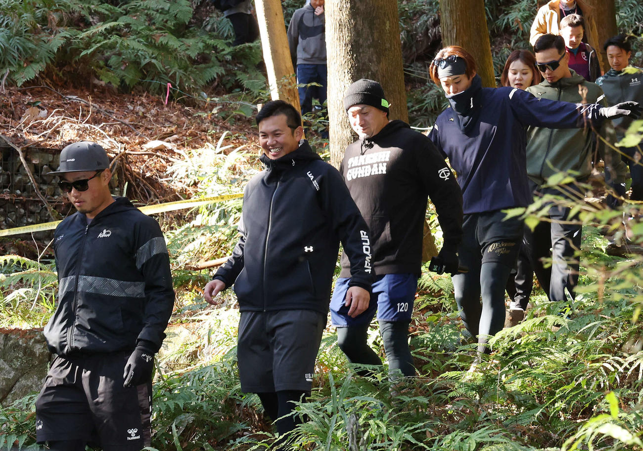 自主トレ前に恒例の山登りを終え、下山するDeNA山崎（左から2人目）ら（撮影・宮地輝）