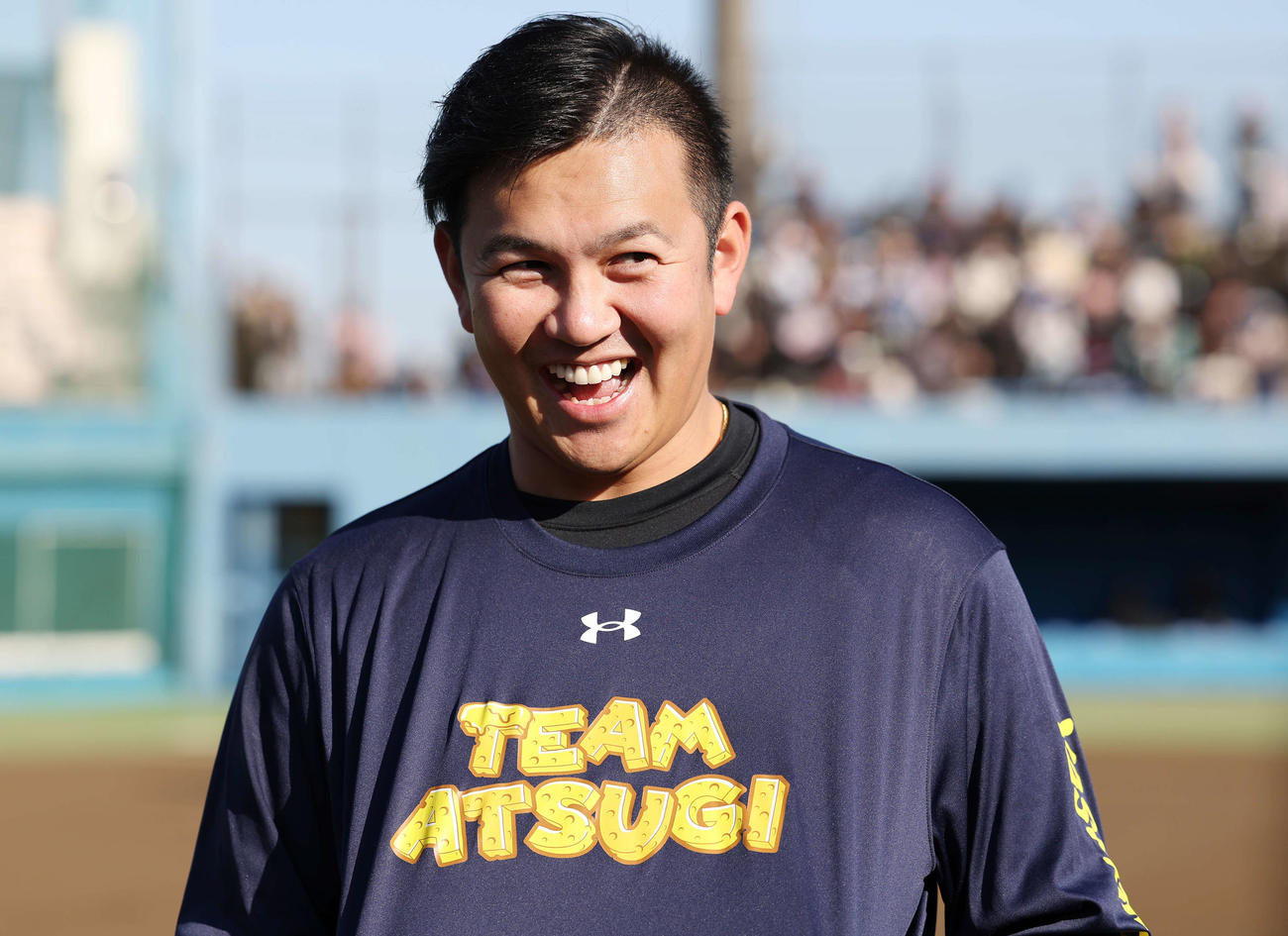 チーズで描かれた「TEAM ATSUGI」ウエアに笑顔を見せるDeNA山崎（撮影・宮地輝）
