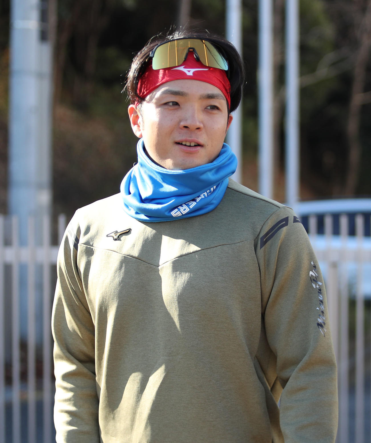 グラウンドに向かう日本ハム郡司（撮影・佐藤翔太）