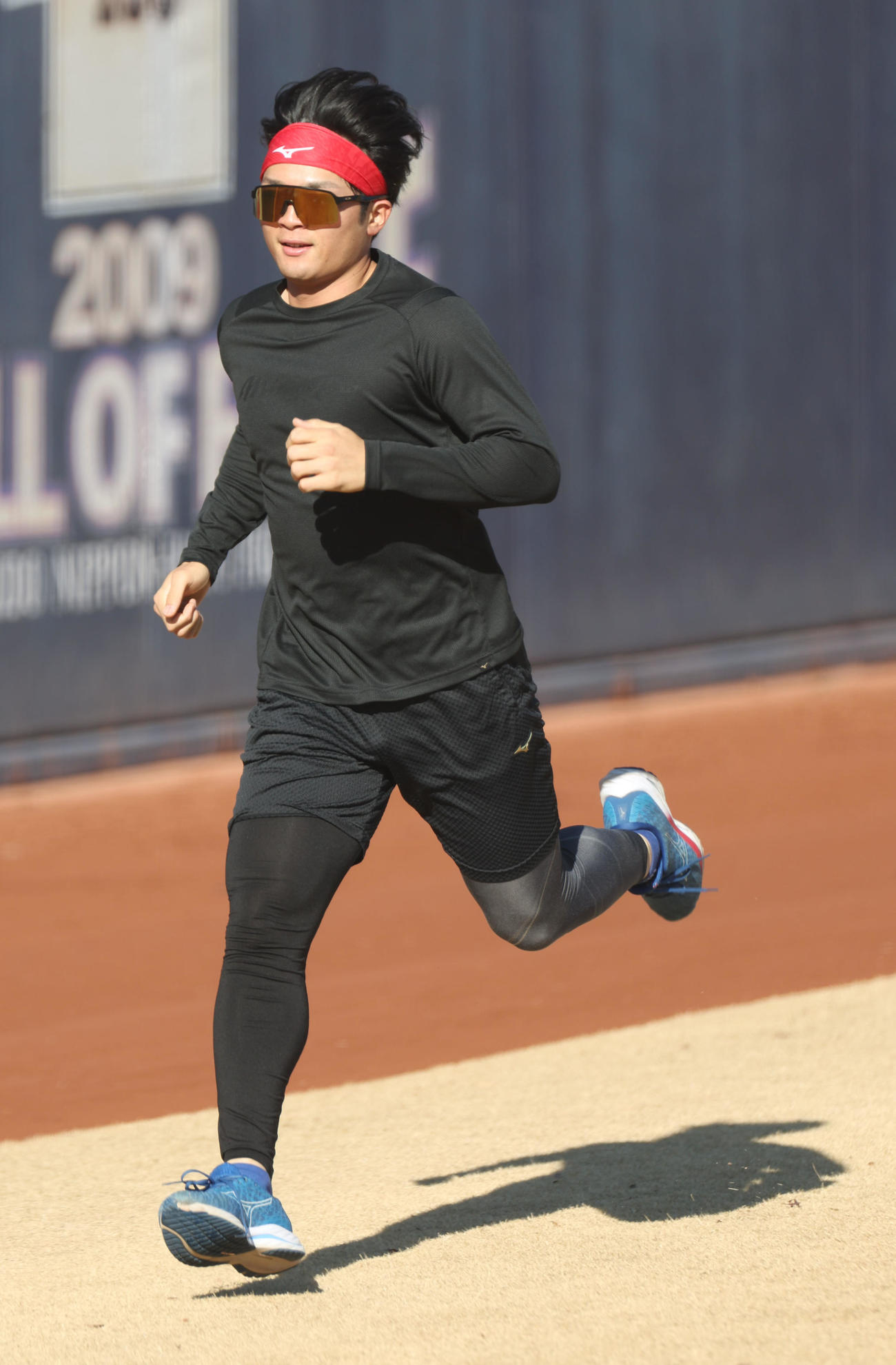 ダッシュをする日本ハム郡司（撮影・佐藤翔太）