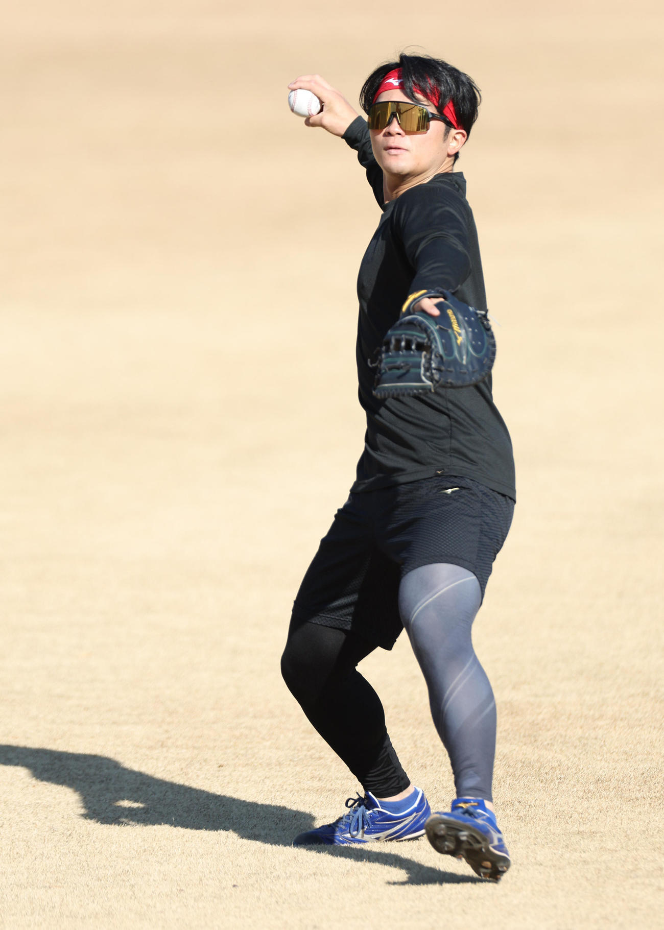 キャッチボールをする日本ハム郡司（撮影・佐藤翔太）