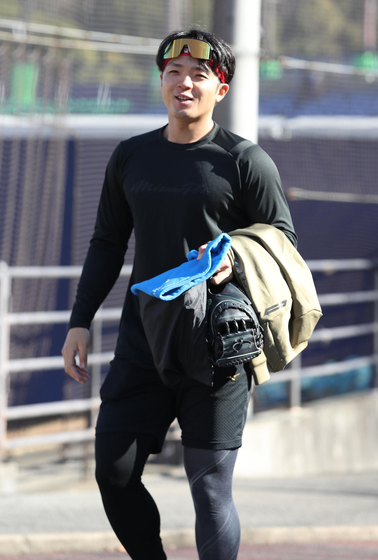 練習を終え引き揚げる日本ハム郡司（撮影・佐藤翔太）