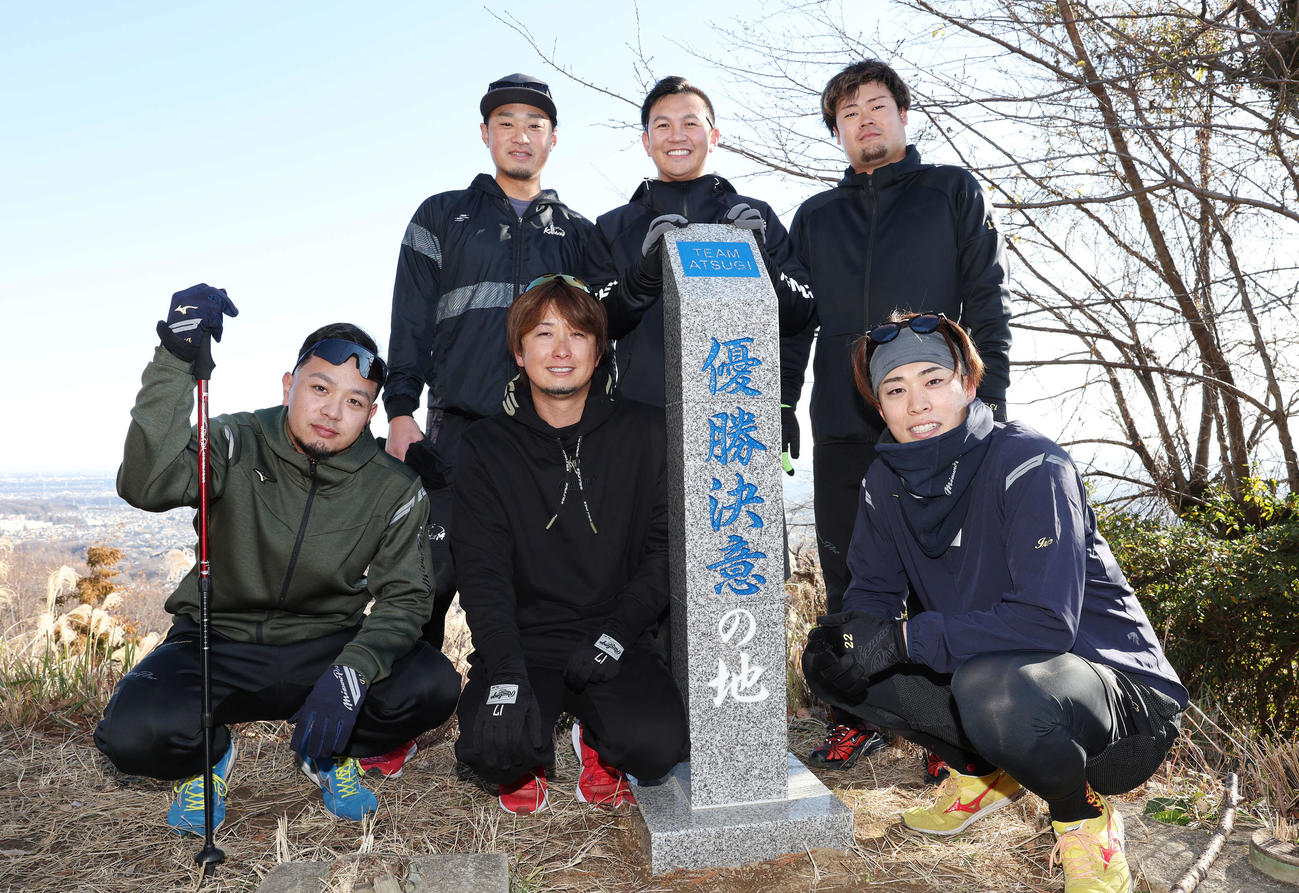 山登りを終え山頂で写真に納まる、前列左からDeNA石川、三嶋、入江、後列左から石田、山崎、伊勢（撮影・宮地輝）