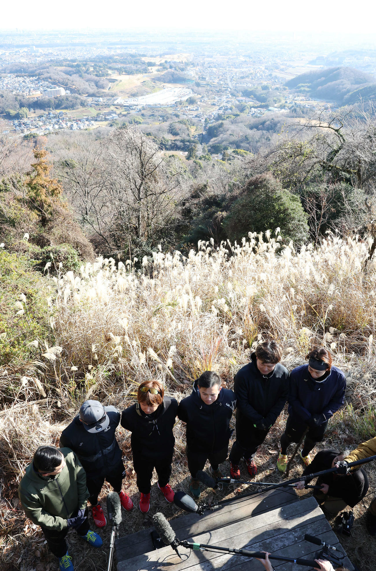 山登りを終え山頂で取材に応じる、左からDeNA石川、石田、三嶋、山崎、伊勢、入江（撮影・宮地輝）