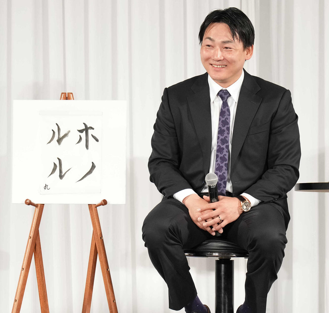新春トークショーで書き初めを披露する巨人丸（撮影・鈴木みどり）