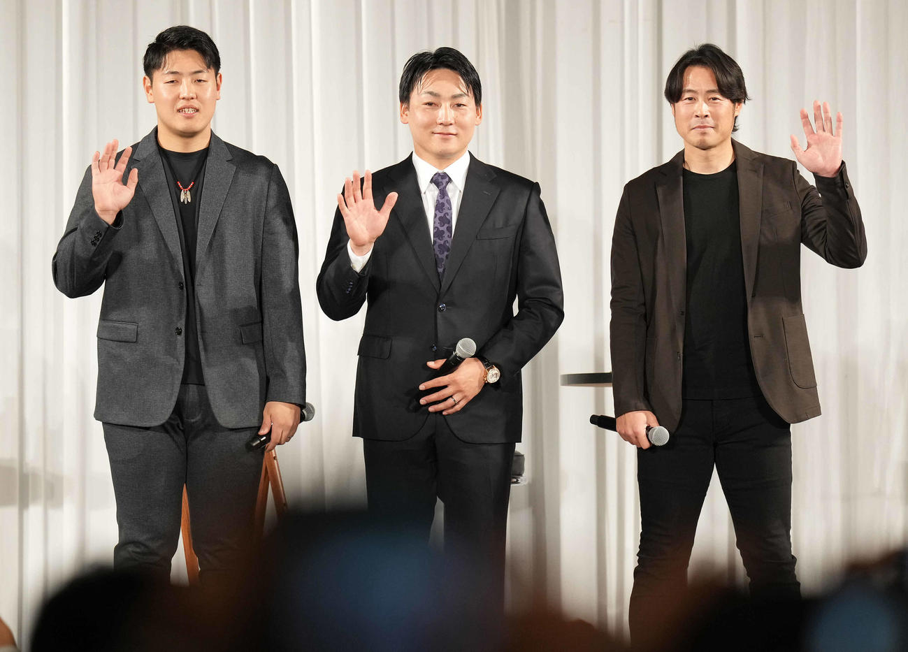 新春トークショーでファンに手を振る巨人の、左から岡本和、丸、亀井コーチ（撮影・鈴木みどり）