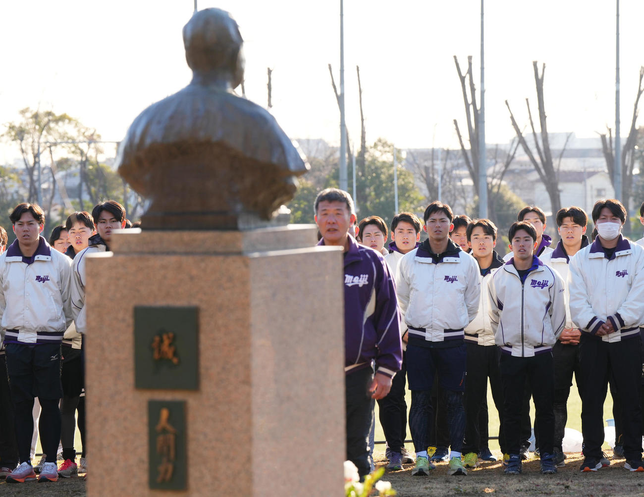 練習初めを前に島岡吉郎氏の銅像に向かって校歌を歌う明大・宗山（手前右から3人目）ら選手たち（撮影・菅敏）