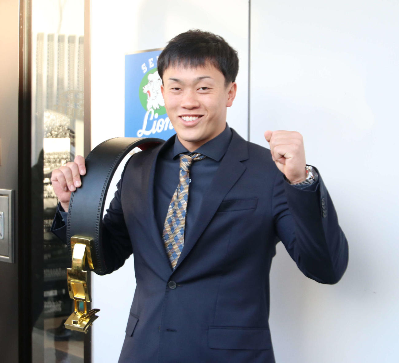 パワーベルトを持参し入寮した西武育成ドラフト6位の奥村（撮影・山崎純一）