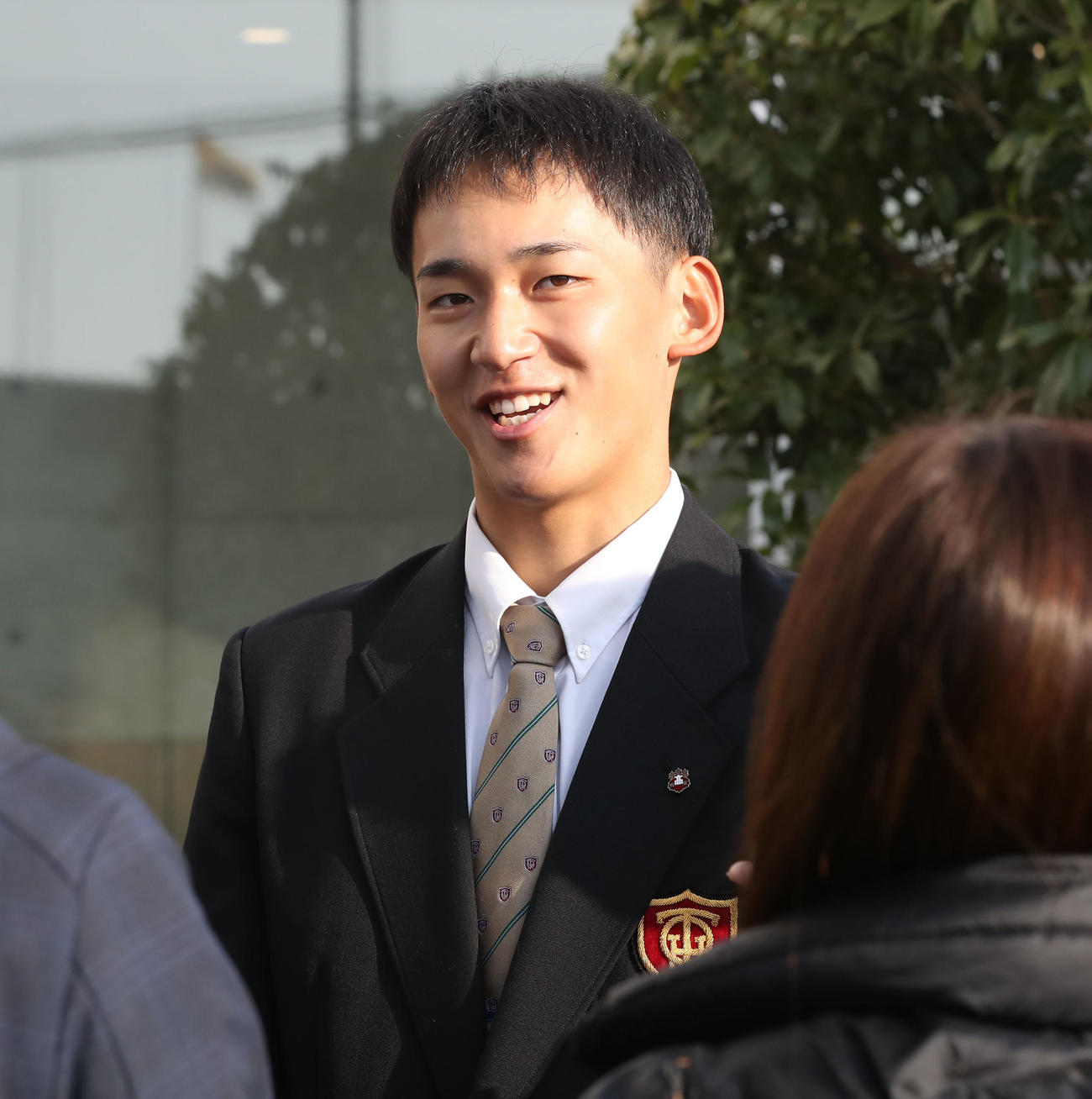 若鷹寮に入寮し囲み取材で笑顔を見せるソフトバンクドラフト1位の前田悠（撮影・冨田成美）