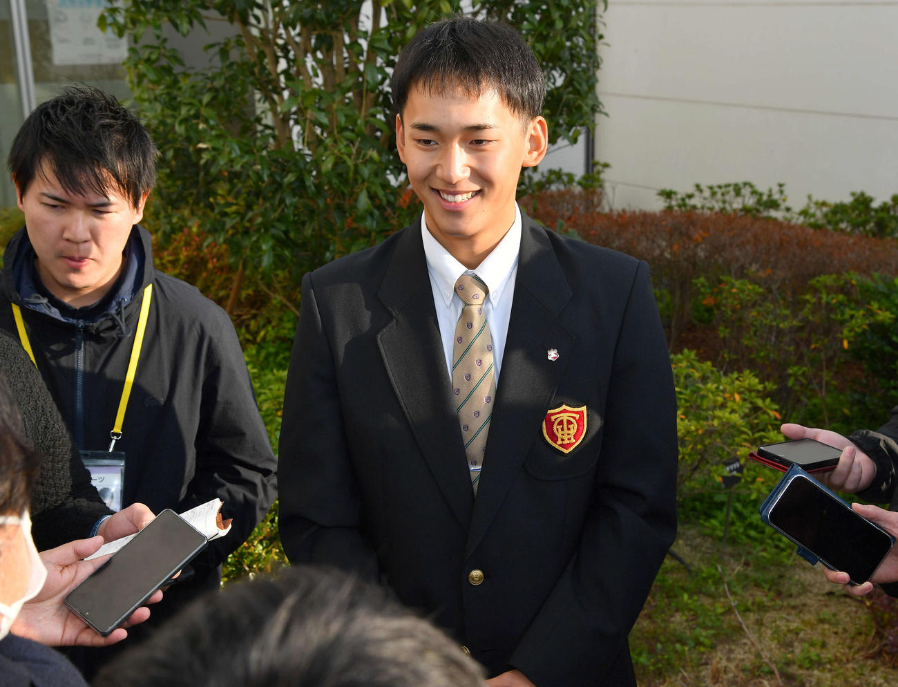若鷹寮に入寮し、囲み取材で笑顔を見せるドラフト1位の前田悠（撮影・岩下翔太）