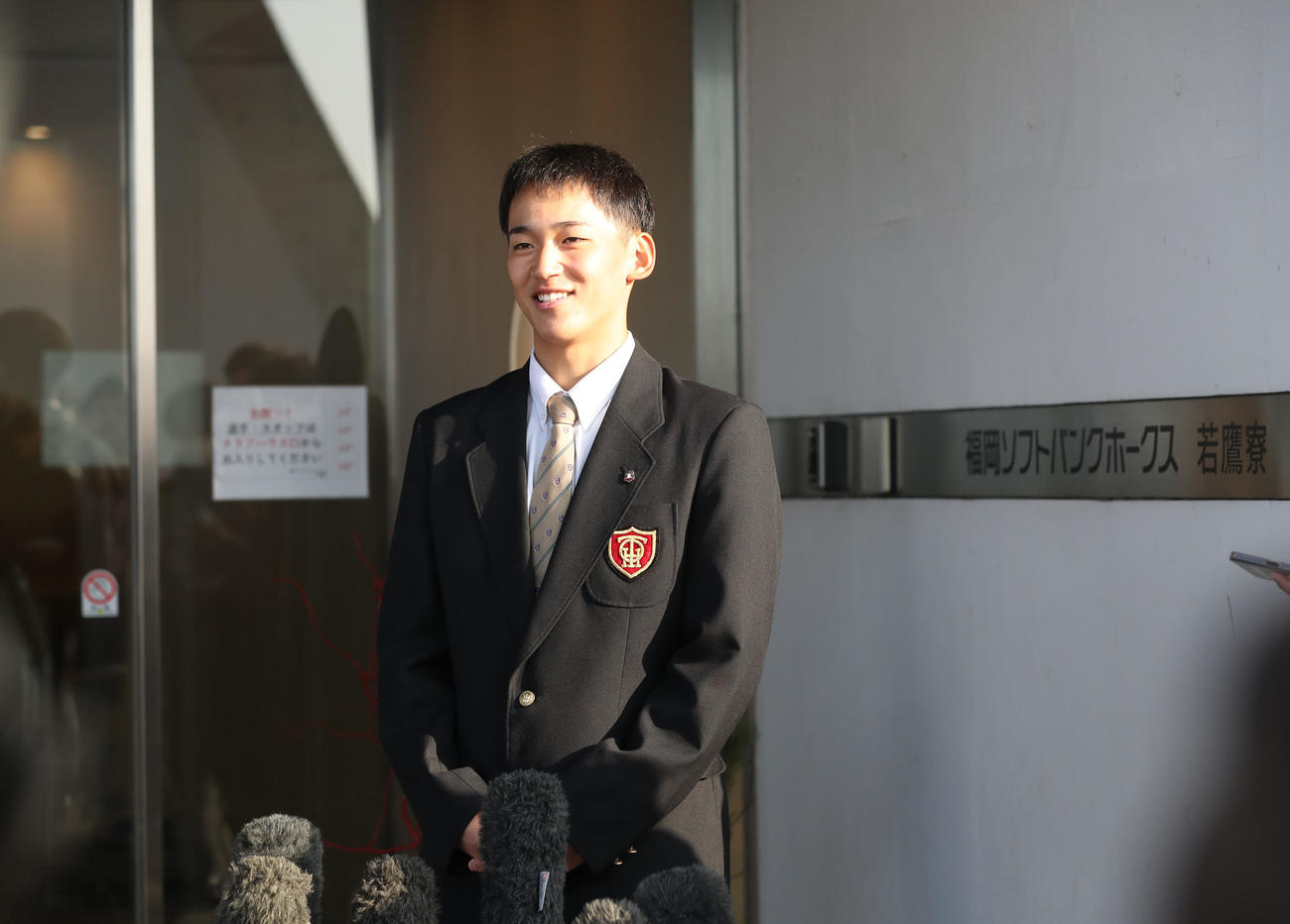 若鷹寮に入寮し囲み取材で笑顔を見せるソフトバンクドラフト1位の前田悠（撮影・冨田成美）