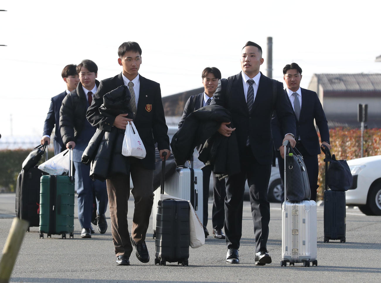 若鷹寮に到着するソフトバンクドラフト1位の前田悠（前列左）ら（撮影・冨田成美）
