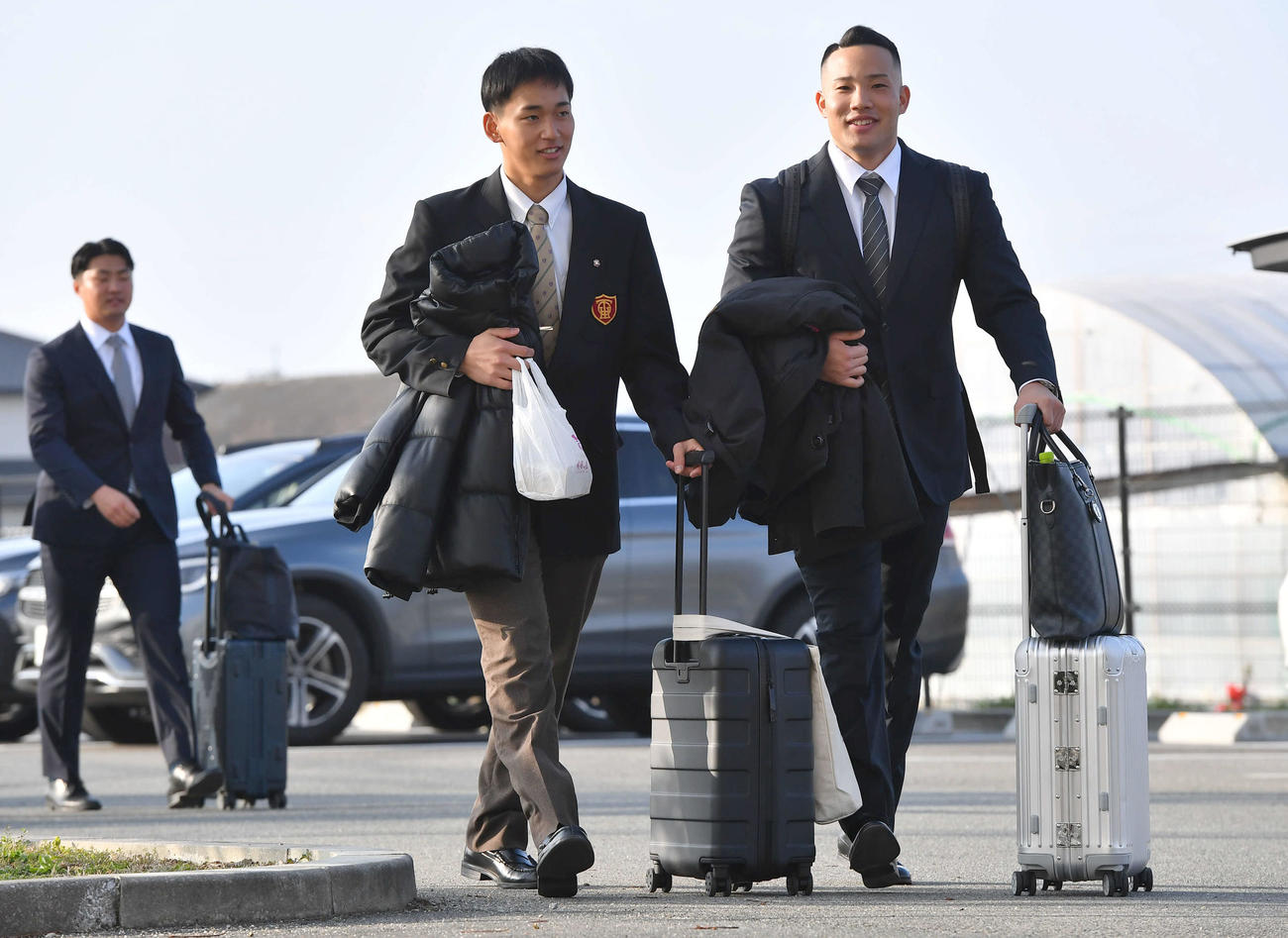 若鷹寮に到着した、ドラフト1位の前田悠（中央左）、育成ドラフト2位・宮里（同右）、ドラフト4位の村田（左奥）（撮影・岩下翔太）
