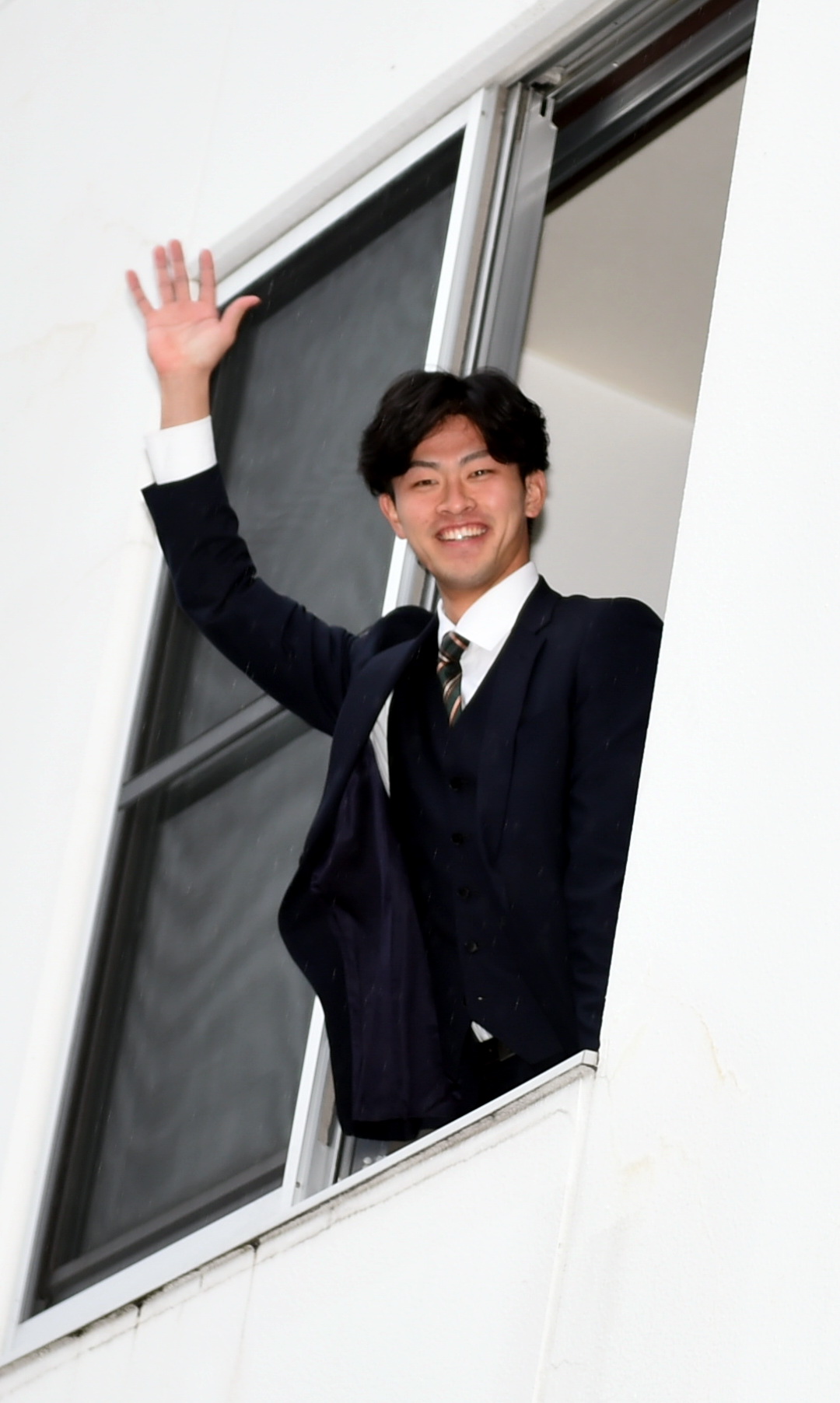 寮の自室から手を振る楽天ドラフト1位の古謝