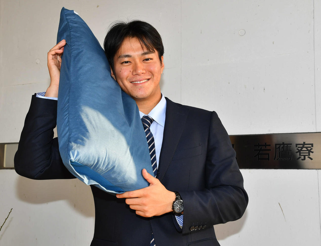 新調した枕を持参したドラフト5位の沢柳（撮影・岩下翔太）