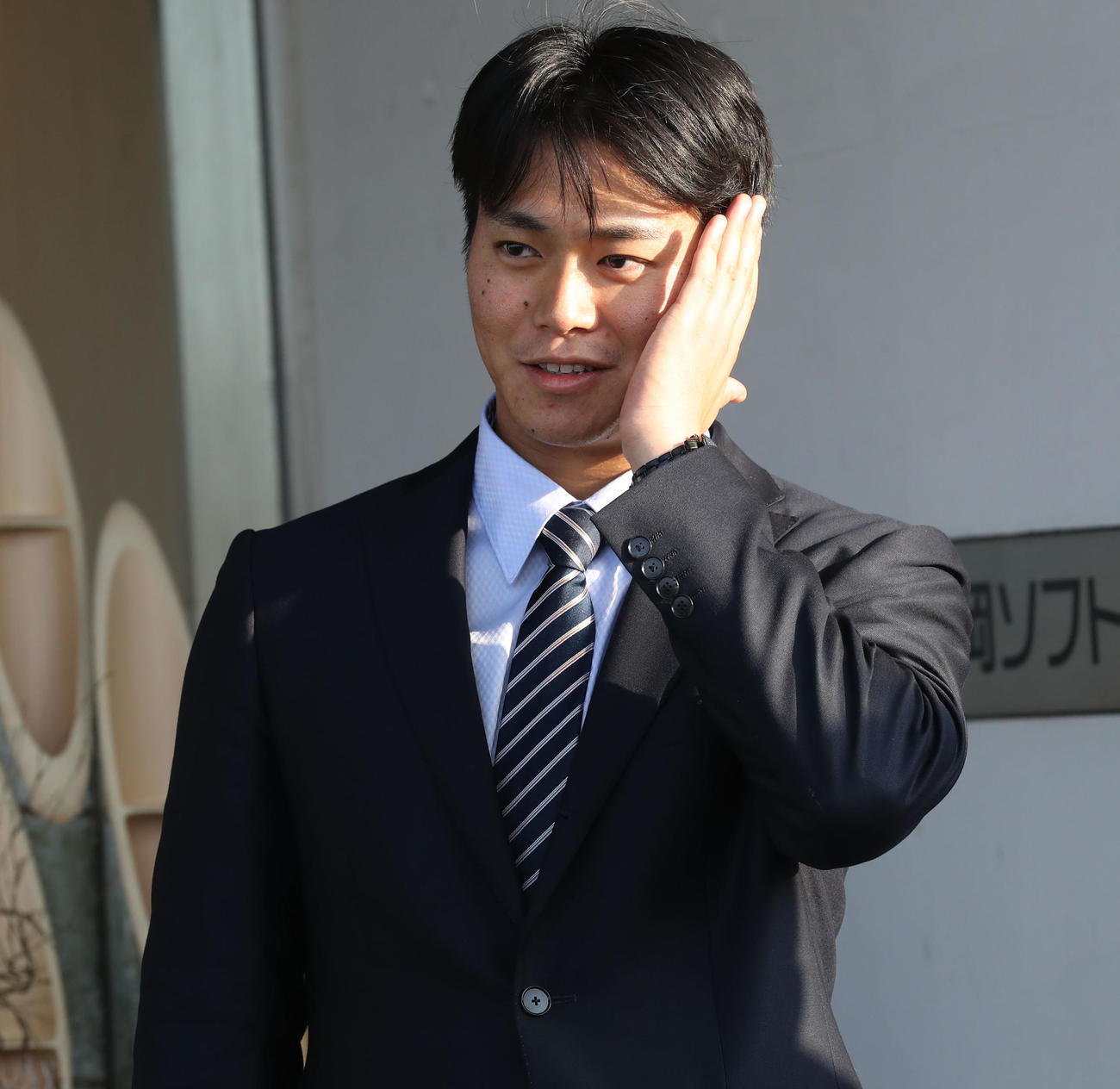 若鷹寮に持参した枕のこだわりについて語るソフトバンクドラフト5位の沢柳（撮影・冨田成美）