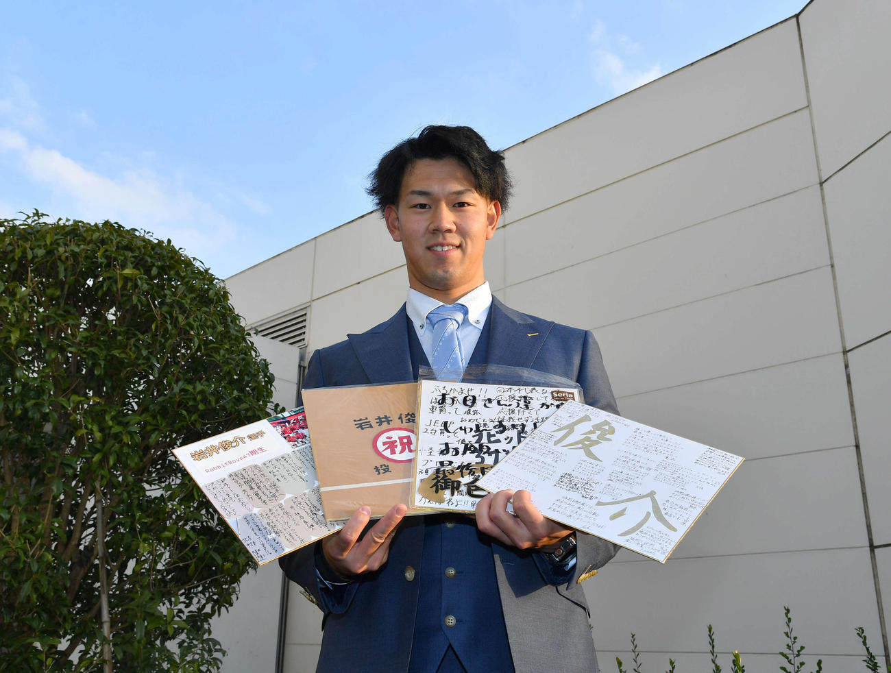 少年野球時代の仲間から贈られた色紙を持参したソフトバンクのドラフト2位岩井（撮影・岩下翔太）