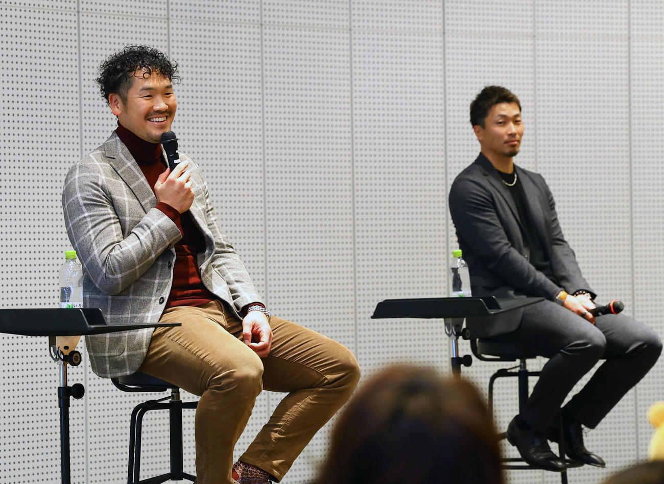 ファンミーティングでトークショーをするT－岡田（左）と安達（撮影・藤尾明華）
