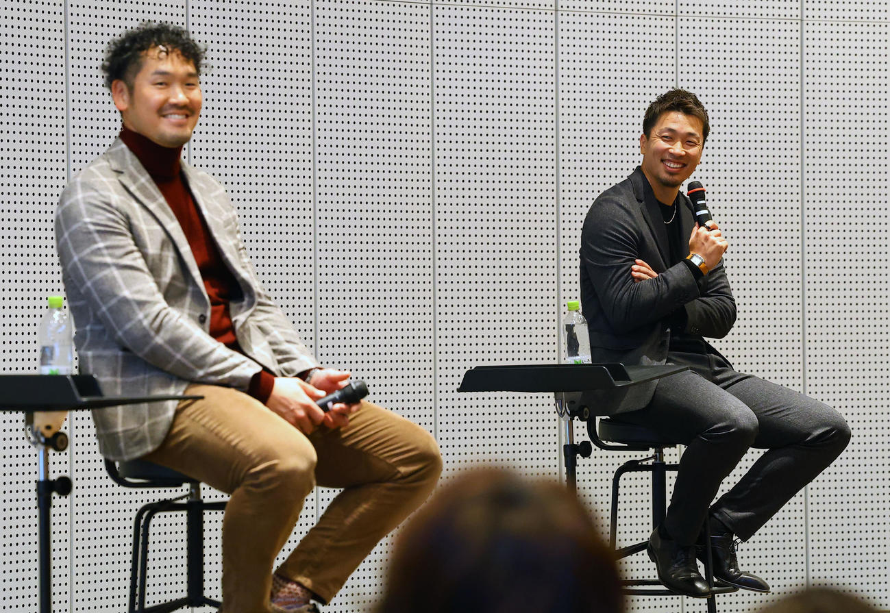 ファンミーティングで交流するT－岡田（左）と安達（撮影・藤尾明華）