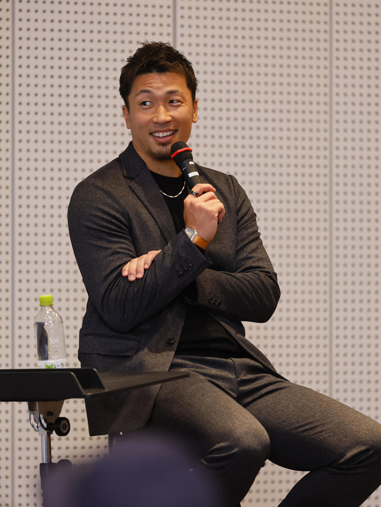 ファンミーティングでトークショーをする安達（撮影・藤尾明華）