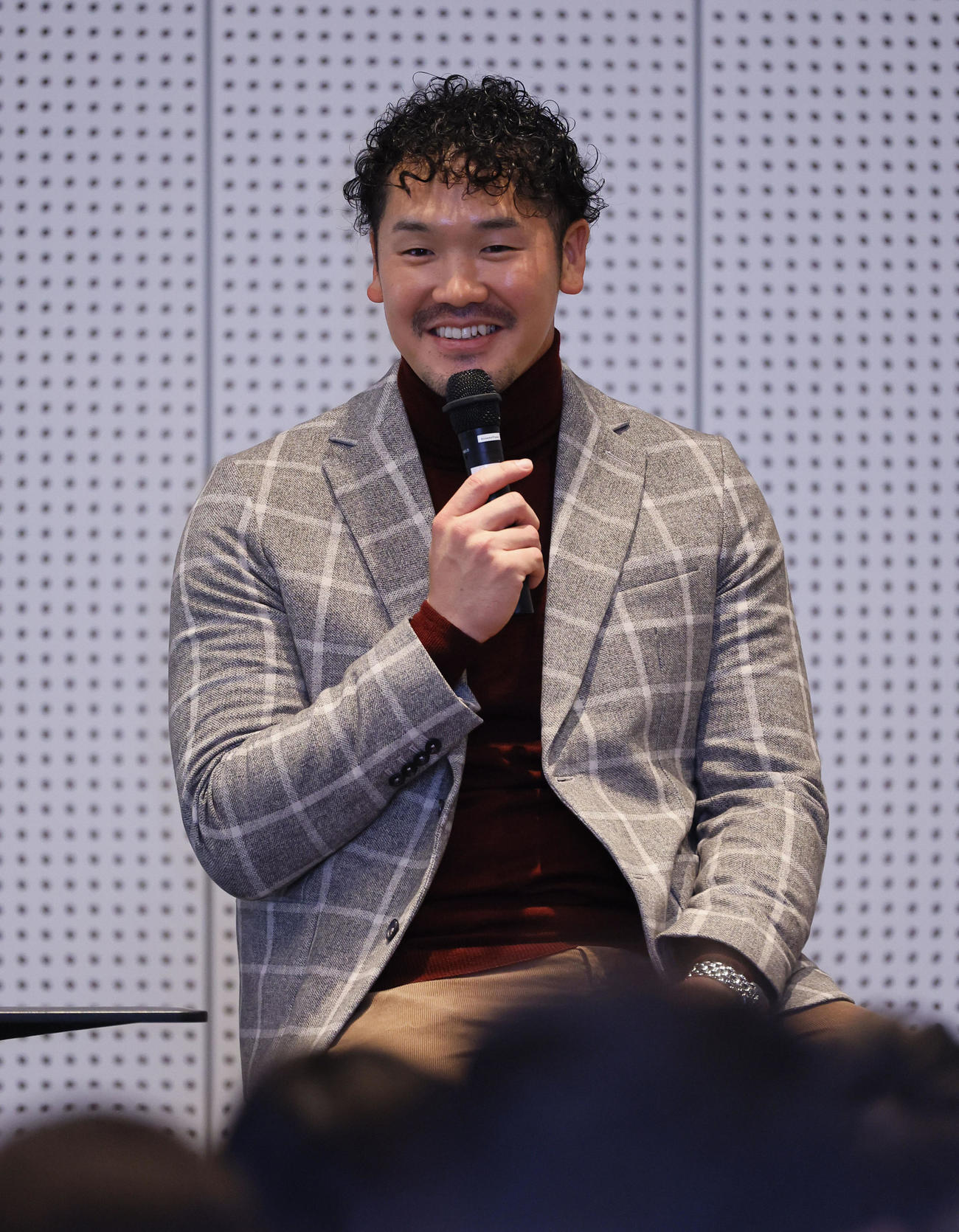 ファンミーティングでトークショーをするT－岡田（撮影・藤尾明華）