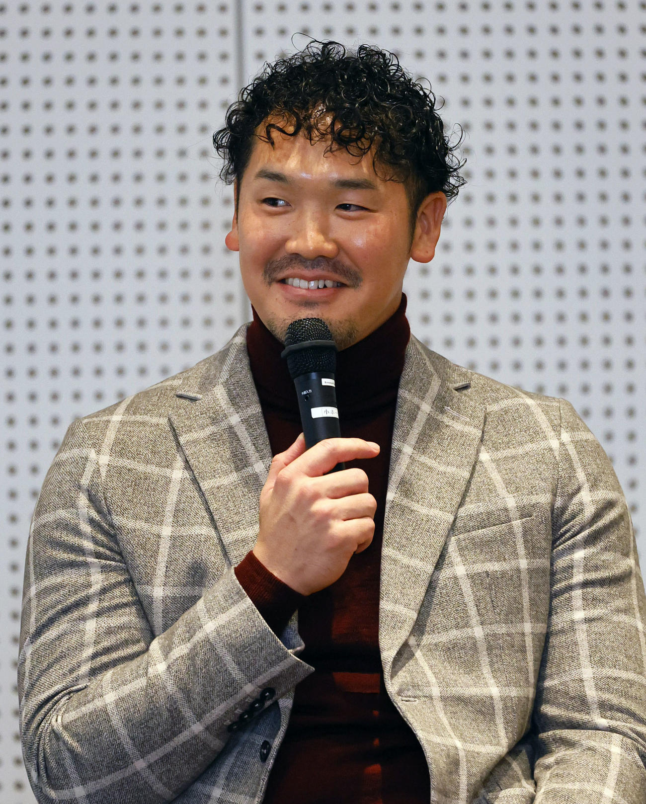 ファンミーティングでトークショーをするT－岡田（撮影・藤尾明華）