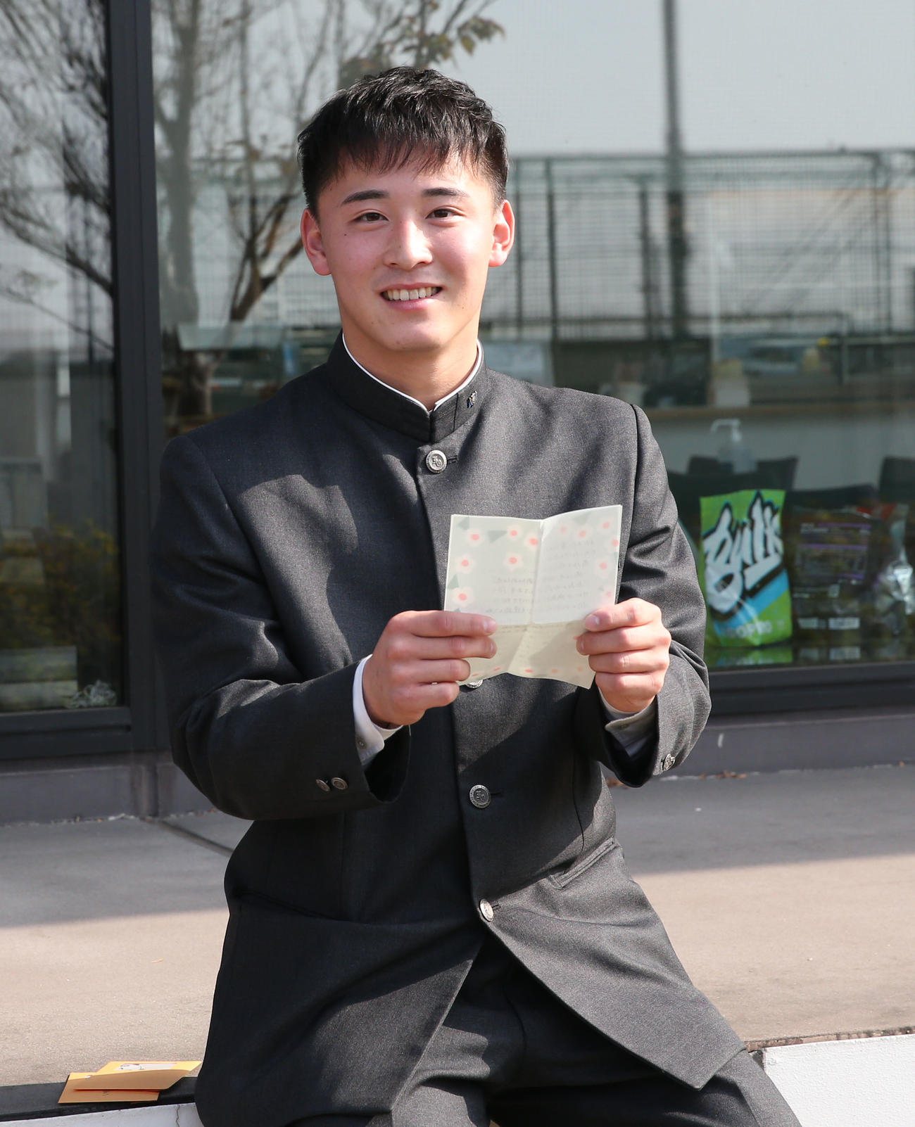 家族からの手紙を持参したソフトバンクのドラフト7位の藤田悠（撮影・冨田成美）
