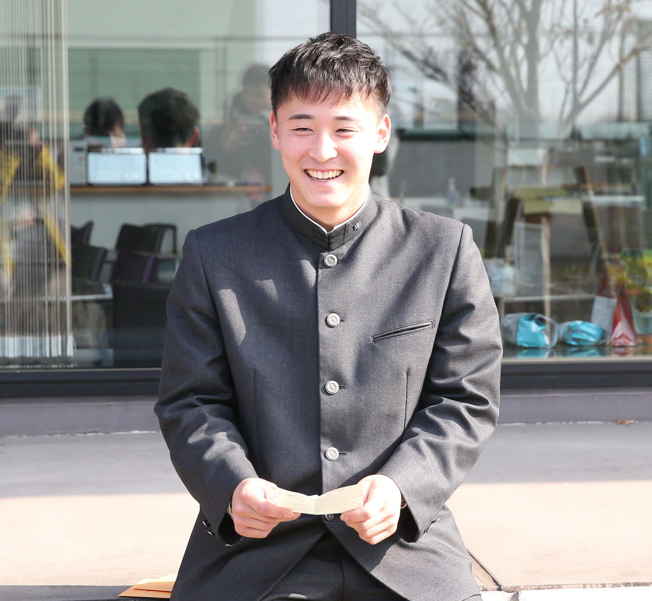 家族からの手紙を手に笑顔を見せるソフトバンクドラフト7位の藤田悠（撮影・冨田成美）