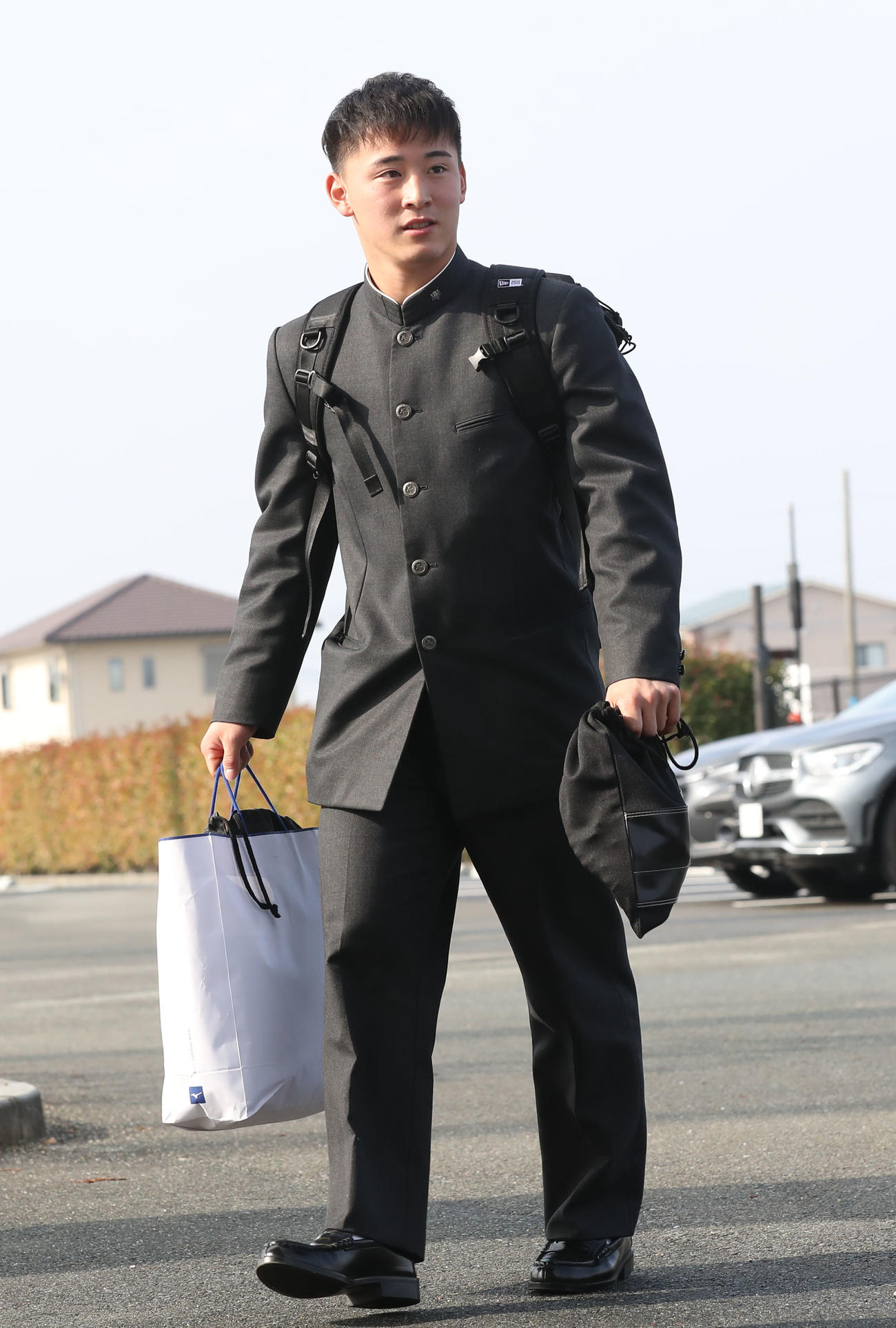 若鷹寮へ到着するソフトバンクドラフト7位の藤田悠（撮影・冨田成美）