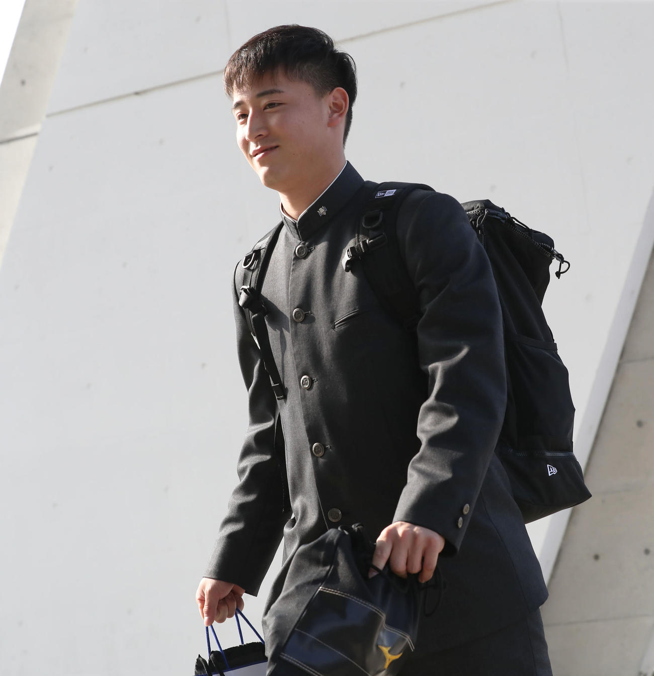 若鷹寮へ入寮するソフトバンクドラフト7位の藤田悠（撮影・冨田成美）