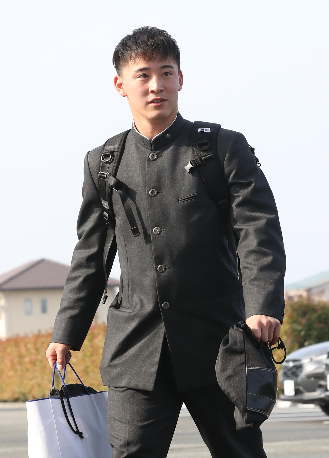 若鷹寮へ到着するソフトバンクドラフト7位の藤田悠（撮影・冨田成美）