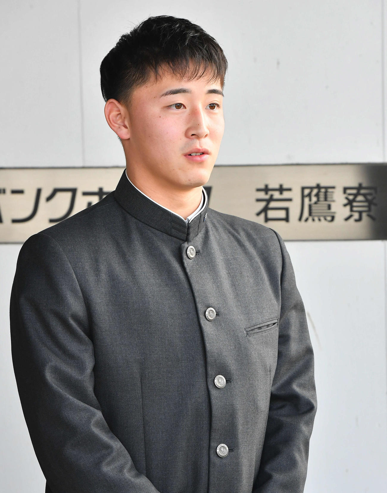 若鷹寮に到着し、取材を受けるドラフト7位の藤田悠（撮影・岩下翔太）