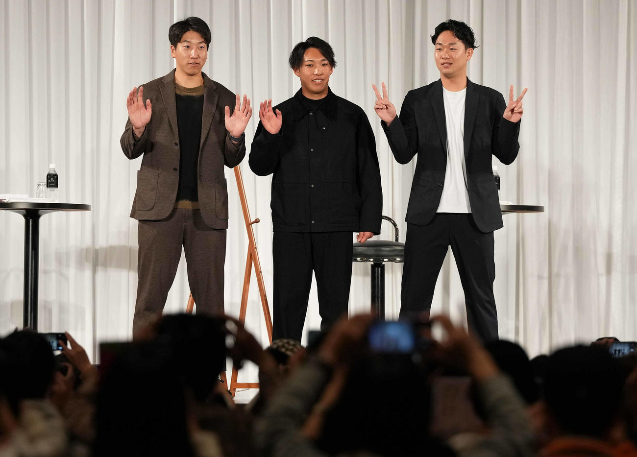 新春トークショーでファンに向かってポーズを取る巨人の、左から大勢、赤星、山崎伊（撮影・鈴木みどり）