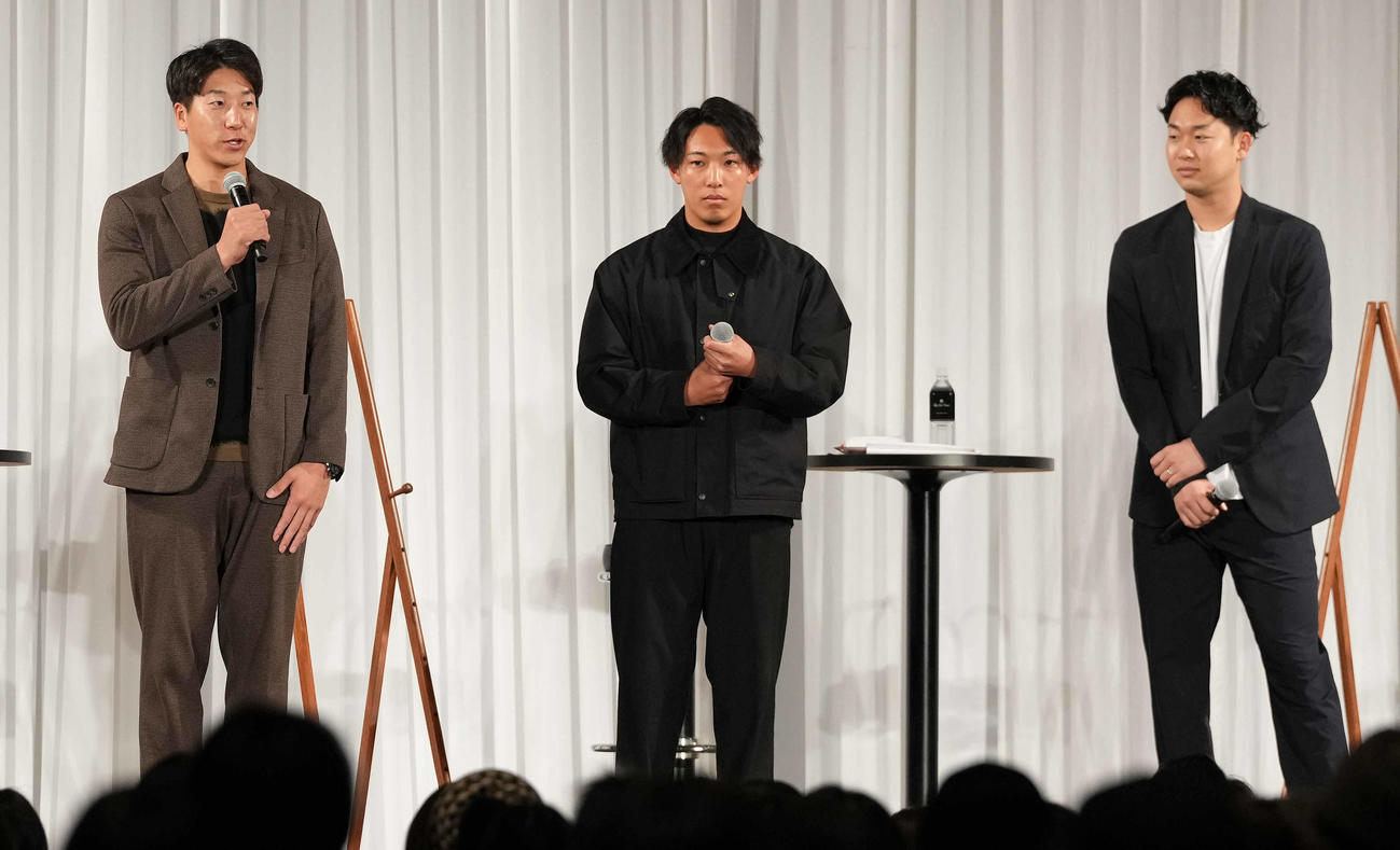 新春トークショーであいさつする巨人の、左から大勢、赤星、山崎伊（撮影・鈴木みどり）