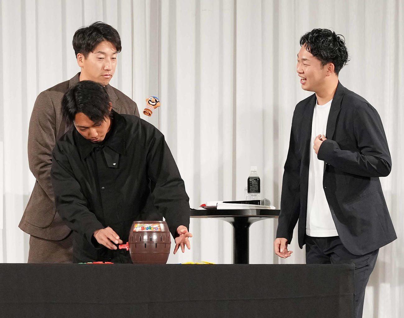 新春トークショーの黒ひげ対決で、1本目から黒ひげを飛ばす巨人赤星（左手前）。左奥は大勢、右は山崎伊（撮影・鈴木みどり）