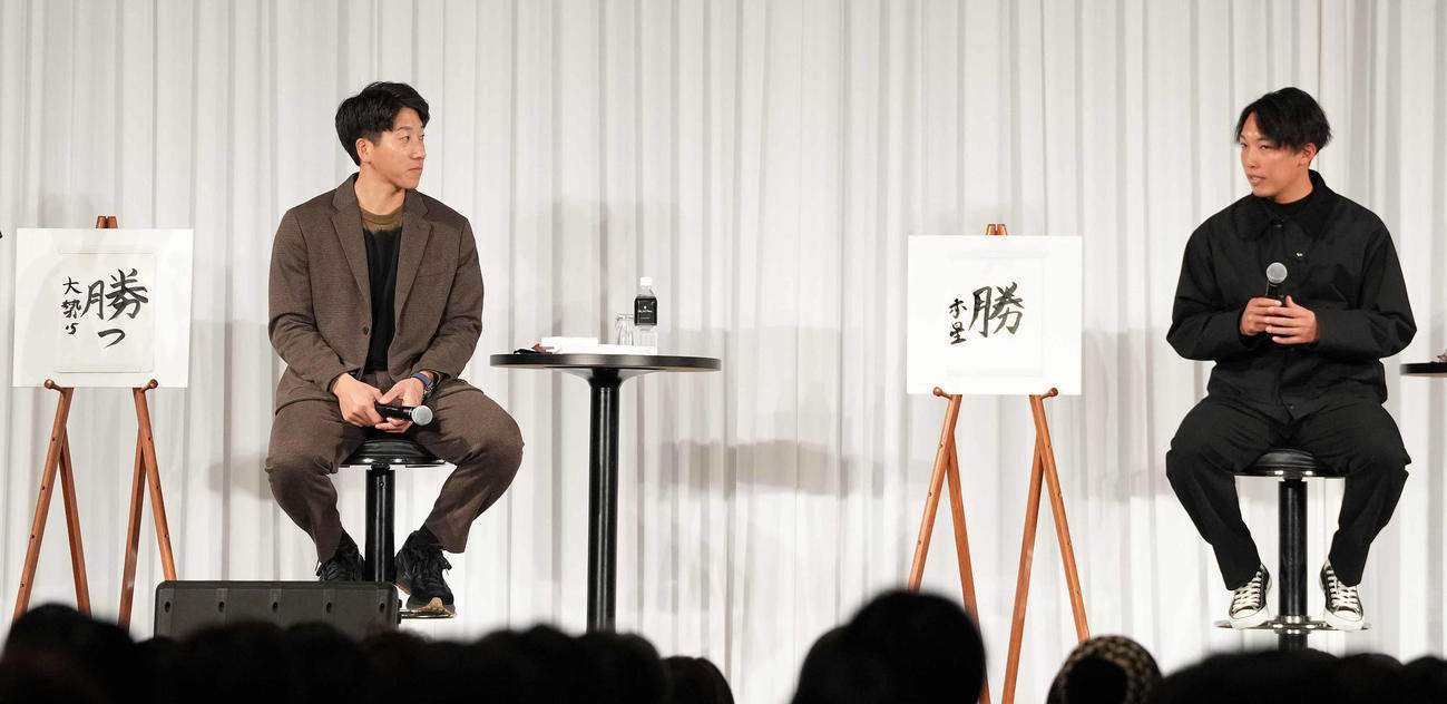 新春トークショーで書き初めを披露する巨人大勢（左）と赤星（撮影・鈴木みどり）
