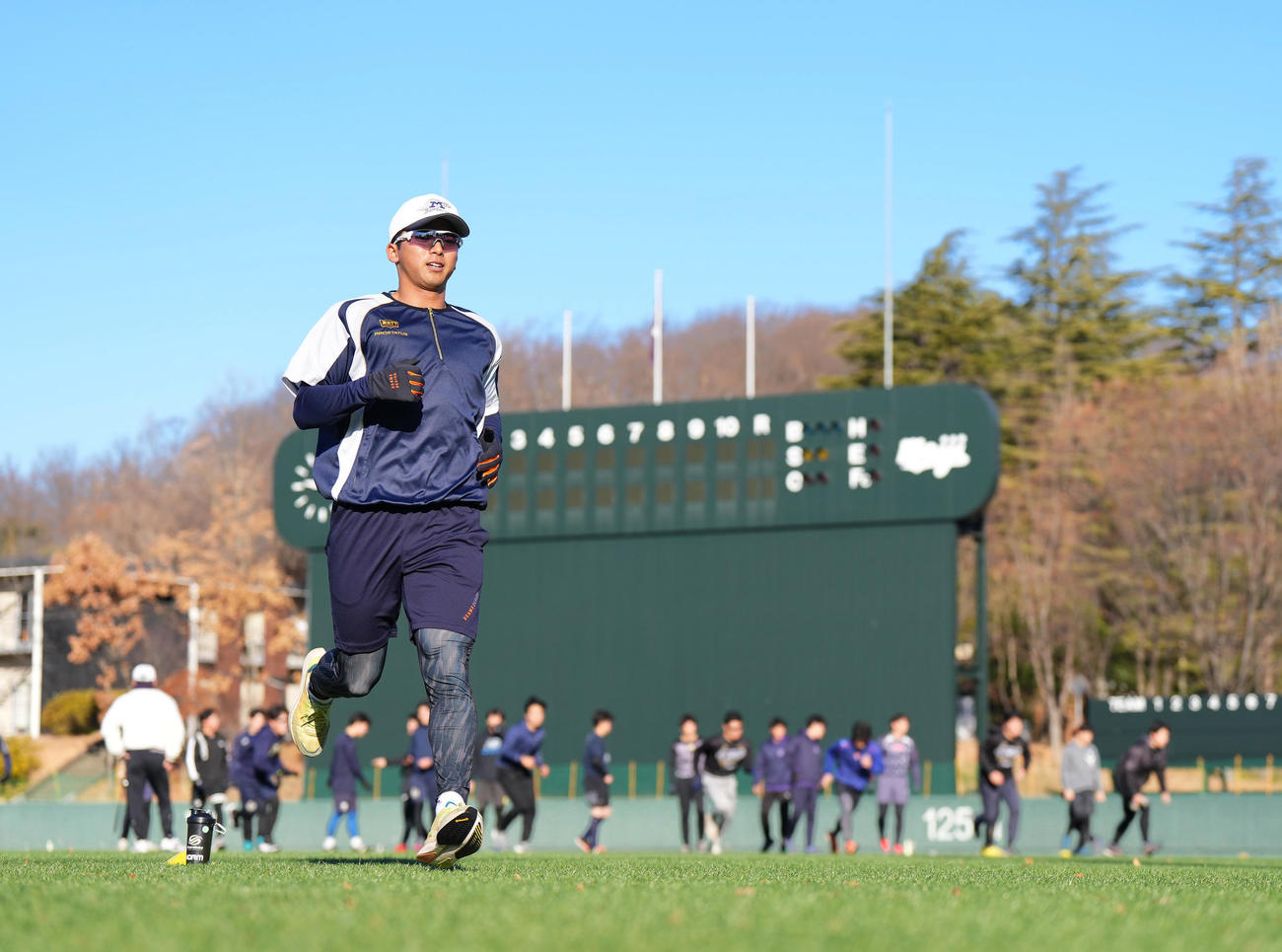 練習初めでダッシュを繰り返す明大・宗山（撮影・菅敏）