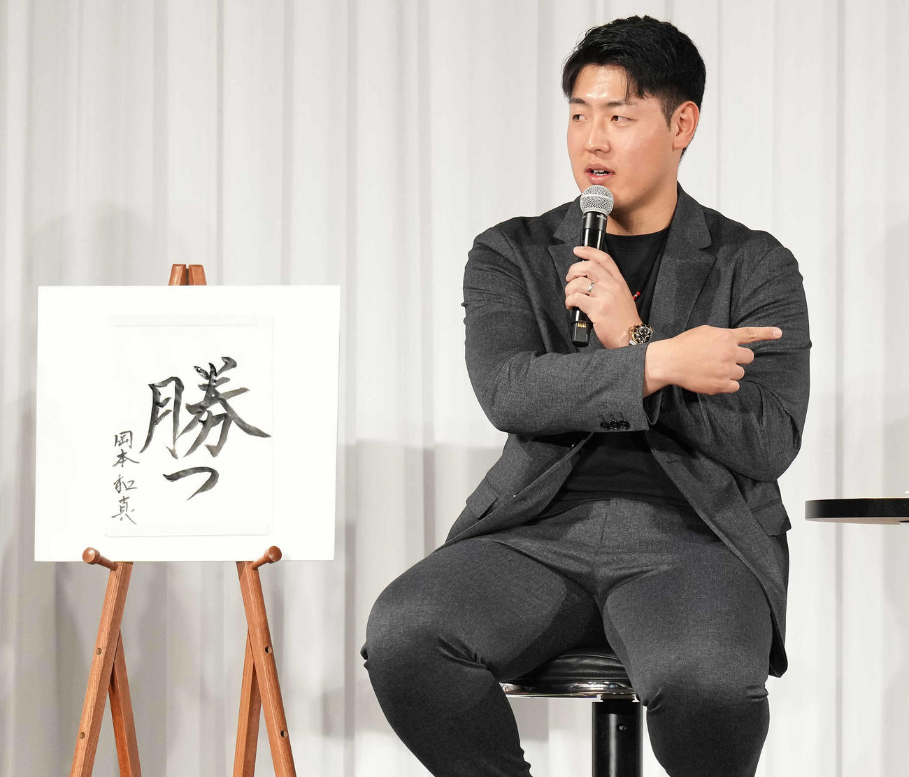 新春トークショーで書き初めを披露する巨人岡本和（撮影・鈴木みどり）
