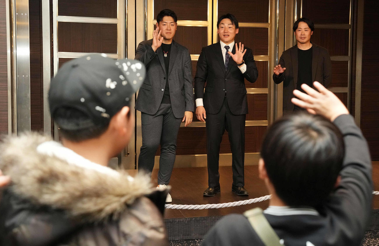 新春トークショーでファンをお見送りする巨人の、左から岡本和、丸、亀井コーチ（撮影・鈴木みどり）