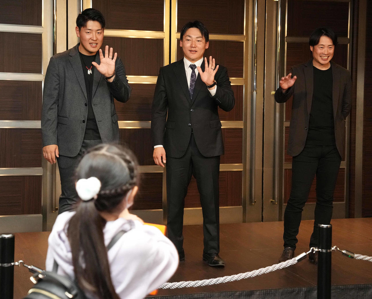 新春トークショーでファンをお見送りする巨人の、左から岡本和、丸、亀井コーチ（撮影・鈴木みどり）